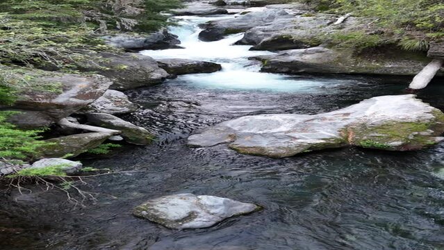 rio con aguas turbulentas y rocas 