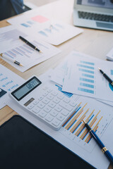 Meeting to present the Finance Executive business team. Discuss meetings to plan work, investment projects, analysis strategies, and discuss financial graphs and company budgets in the office.