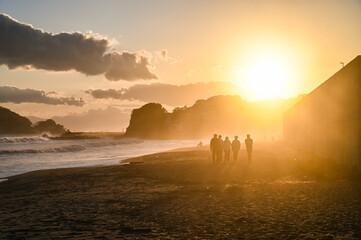 夕焼けの湘南江の島と七里ヶ浜