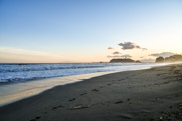 夕焼けの湘南江の島と七里ヶ浜