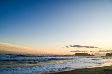 夕焼けの湘南江の島と七里ヶ浜
