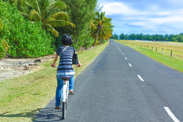 自転車を楽しむ女性の後ろ姿