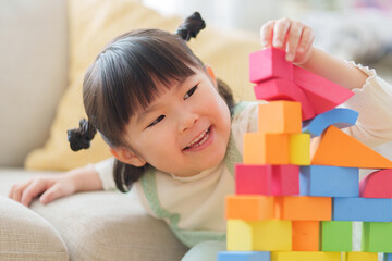 おもちゃのブロックで遊ぶ子供