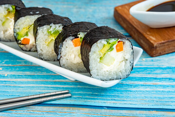 barra de sushi con alga