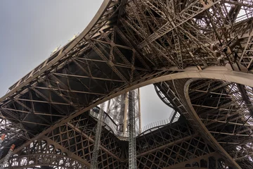 Keuken spatwand met foto Painting the Eiffel Tower. The Eiffel Tower gets a complete repaint every 7 years.  © Katrin