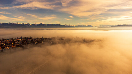 magische, mystische Stimmung am Bodensee; Nebel über dem Bodensee und rund um die Inselstadt Lindau