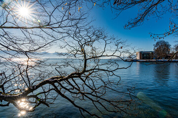 strahlender, sonniger Wintertag in Lindau am Bodensee; Blick vom Toscana-Park auf den See und die...