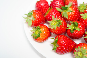 お皿にいっぱいのフルーツ 苺 イチゴ