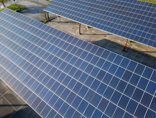 Pensiline fotovoltaiche sopra l'area di un parcheggio pubblico