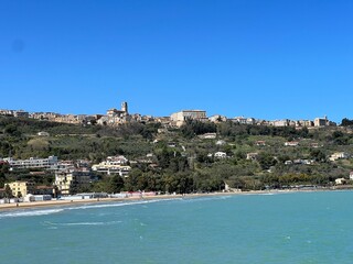 Vasto, centro storico e spiaggia. Vista dal mare. Abruzzo, Italia