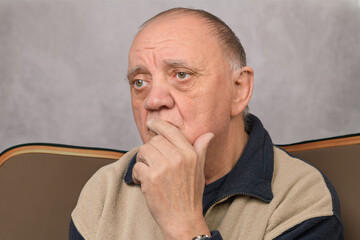 portrait vieil homme songeur assis sur le canapé - 777039289