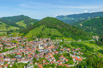Der Kurort Oberstaufen im westlichen Allgäu im Luftbild 