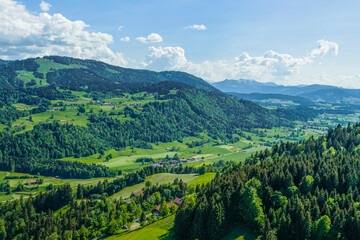 Ausblick auf Oberstaufen im deutsch-österreichischen Naturpark Nagelfluhkette im Oberallgäu - obrazy, fototapety, plakaty