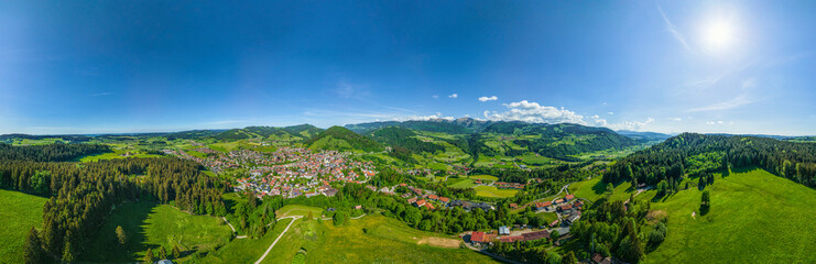 Der Kurort Oberstaufen im westlichen Allgäu im Luftbild, 360 Grad Rundblick - obrazy, fototapety, plakaty