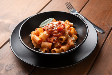Rigatoni con ragù alla bolognese, pasta italiana, cibo europeo 
