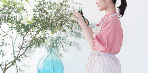 木を剪定する女性