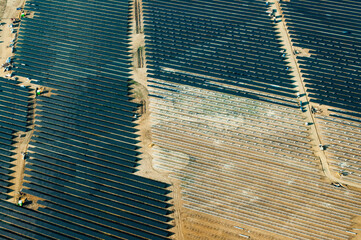 vue aérienne de champs de panneaux solaires en construction à Senonches en France - 777138446