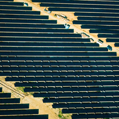 vue aérienne de champs de panneaux solaires à Senonches en France - 777138475
