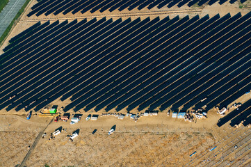 vue aérienne de champs de panneaux solaires en construction à Senonches en France - 777138482