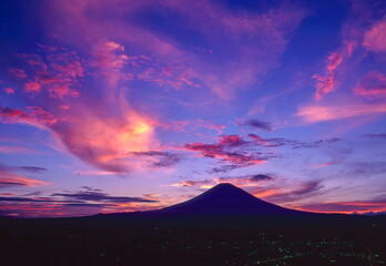 長尾峠から眺める富士山と夕焼け空　静岡県御殿場市にて
