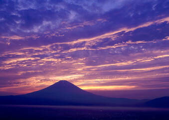 長尾峠から眺める富士山と夕焼け空　静岡県御殿場市にて