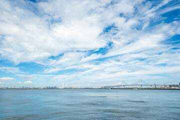 夏の横浜港とベイブリッジ
