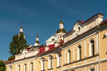 Fototapeta na wymiar Vitebsk, Belarus, September 9, 2023. Domes of the Assumption Cathedral over the facade of an ancient house.