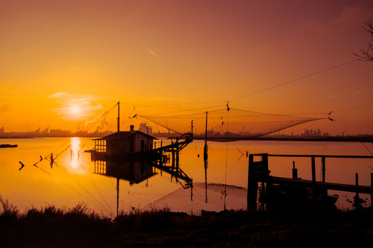 Pialassa Piomboni: Fishing hut in the sunset
