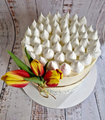 a tulip flower tied to a poppy seed cake with a hemp string. Snowflake decoration with egg white and sugar meringues