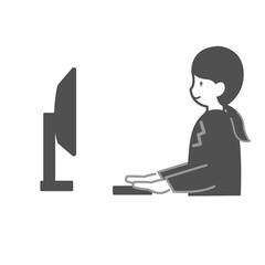 PCの前で微笑む女性会社員