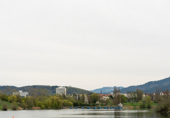Fototapeta na wymiar Freiburg im Breisgau, Blick über den Seepark in Richtung Schwarzwald