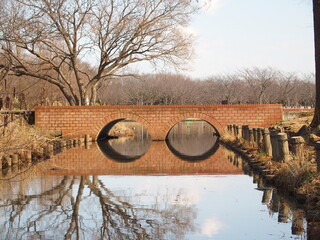 早春の水元公園の眼鏡橋風景
