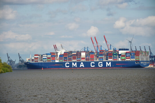 Containerschiff wird im Hamburger Hafen entladen 
