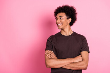 Obraz premium Portrait of young guy confident looking empty blank space logo his own design using ai technologies isolated on pink color background