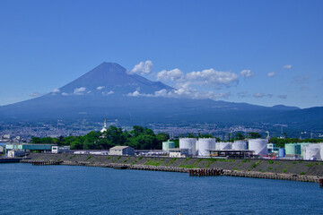 工場と富士山