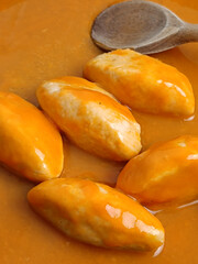 quenelles de brochet, sauce nantua, en gros plan	