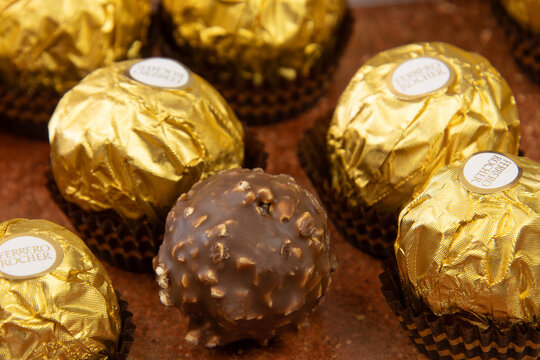 plusieurs chocolats de marque Ferrero Rocher &eacute;tal&eacute;s sur une table