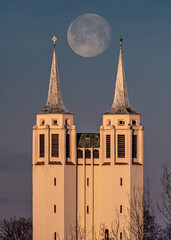 spiczaste wieże kościoła i księżyc między wieżami - obrazy, fototapety, plakaty