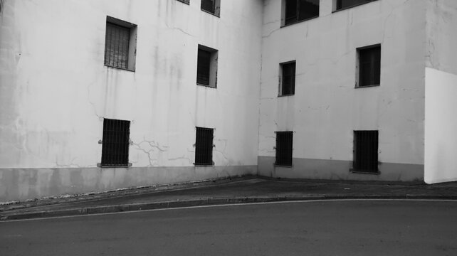 Edificio blanco con ventanas
