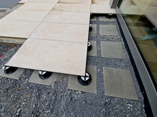 The rectification adjustable target under the pavement enables a very simple and quick installation of the terrace. The large diameter of the base ensures great stability,