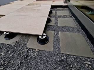 The rectification adjustable target under the pavement enables a very simple and quick installation...