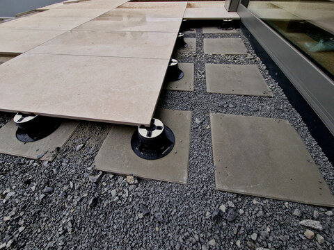 The rectification adjustable target under the pavement enables a very simple and quick installation of the terrace. The large diameter of the base ensures great stability,
