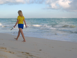 Une femme non identifiée sur la plage de Punta Cana.	 - 777337859