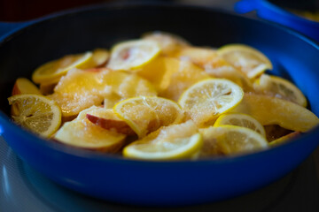 レモンとりんごを煮る