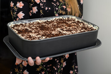 Duża blacha domowego tradycyjnego ciasta czekoladowego przekładanego warstwami kremu i dżemu owocowego 