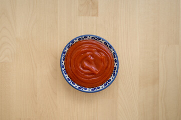 Domowy ketchup, mała miska z sosem należy na stole - obrazy, fototapety, plakaty
