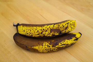 Stare dojrzałe banany, z brązową poplamioną skórką - obrazy, fototapety, plakaty