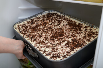 Ciasto tiramisu, chować deser do lodówki 