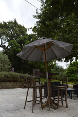 Mesa com banquetas e guarda sol