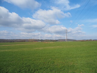 Windkraftr&auml;der in der nat&uuml;rlichen Landschaft